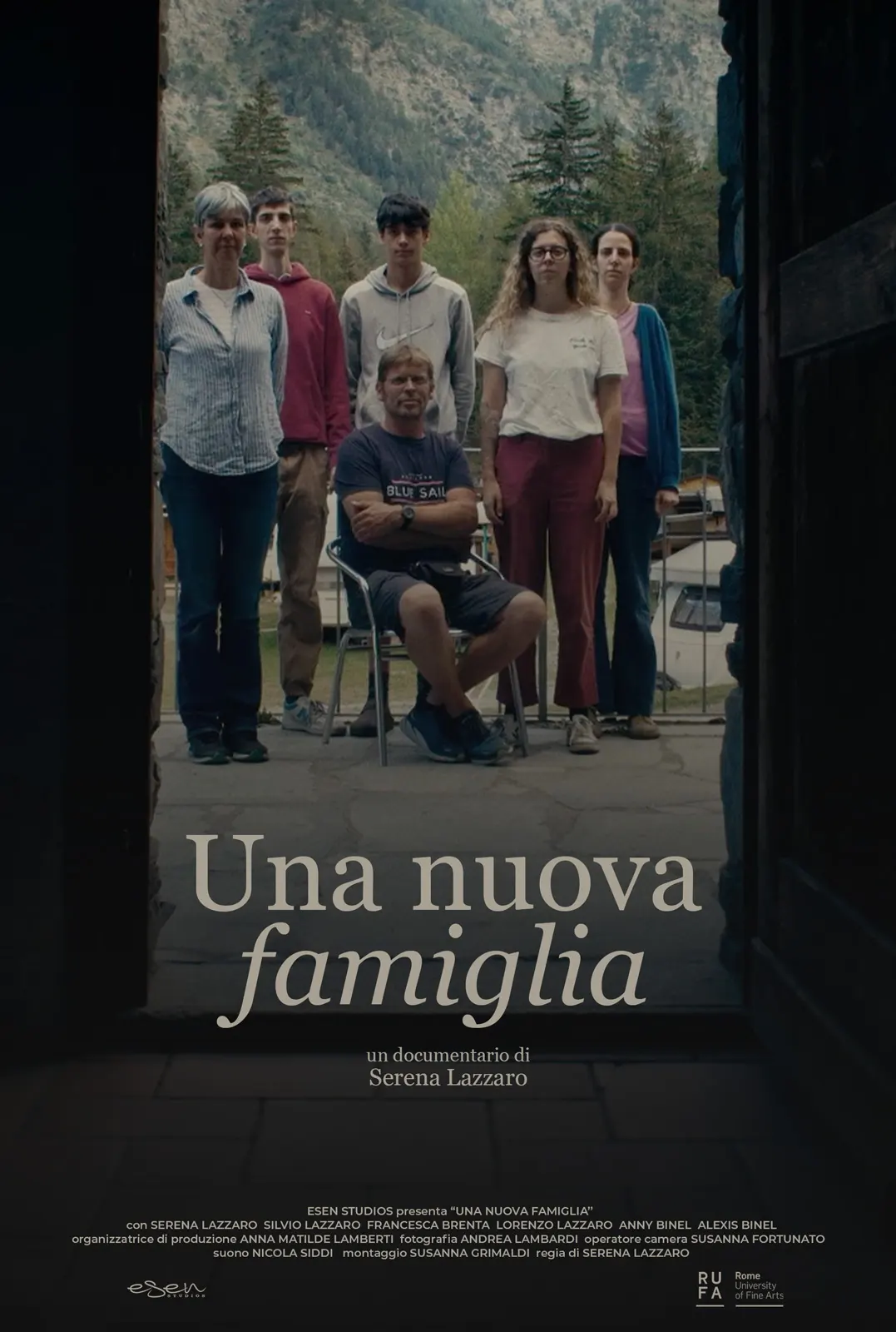 Poster del documentario "Una nuova famiglia" di Serena Lazzaro Poster del documentario "Una nuova famiglia" di Serena Lazzaro